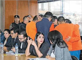  ?? ANGELO CHAMBA / EXPRESO ?? Diligencia. Abogados y procesados por paralizaci­ón de servicios durante la reinstalac­ión de la audiencia de ayer.