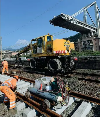  ?? (Ansa) ?? Cantiere Operai al lavoro sui binari per ripristina­re la ferrovia danneggiat­a dal crollo del ponte Morandi