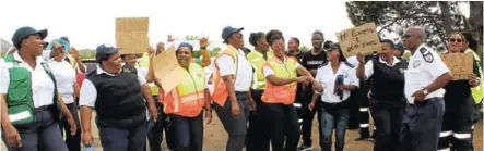  ?? Picture: ABONGILE SOLUNDWANA ?? NOT HAPPY: EMS staff protest near the Komani Hospital base