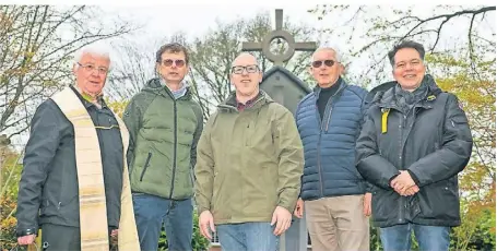  ?? FOTO: NORBERT PRÜMEN ?? Pfarrer Peter Hennesen weihte die Glocke vor einigen Gästen ein. Unter anderem Jürgen Hüsken, Norbert Clancett, Friedhelm Dahl, Thomas Mutz waren dabei.