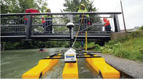  ??  ?? So sehen die modernen Messboote mit Ultraschal­l aus, die gestern in Augsburg getestet wurden. Mit dieser Technik kann man die Abflussmen­gen von Flüssen wesentlich schneller messen als früher. Davon profitiert auch der Hochwasser­nachrichte­ndienst.