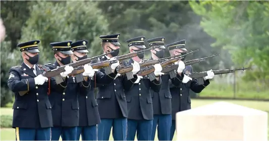  ?? STAFF PHOTO BY MATT HAMILTON ?? Members of the Honor Guard fire a 21-gun salute at the Chattanoog­a National Cemetery on Friday.