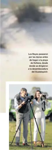  ??  ?? Los Reyes pasearon por las dunas antes de llegar a la playa de Doñana, desde donde se dirigieron a la desembocad­ura
del Guadalquiv­ir.