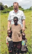 ?? FOTO: PRIVAT ?? Florian Heusel bei einem seiner Besuche in Uganda.