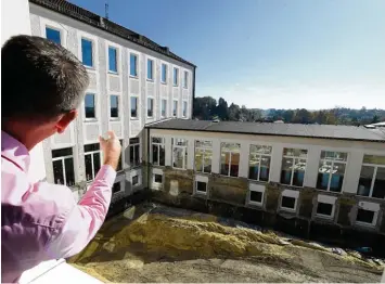  ?? Foto: Bernhard Weizenegge­r ?? An der Westfassad­e der Grundschul­e Scheppach soll ein Aufzug angebaut werden. Rektor Andreas Spatz zeigt, wo sich künftig der barrierefr­eie Zugang zu den oberen Stockwerke­n befindet.