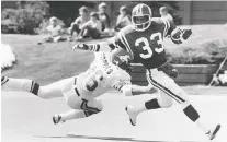  ?? DON HEALY ?? Roughrider­s receiver Dwight Edwards, shown at Taylor Field in 1983, signed an autograph for a friend during practice in September 1980.