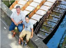  ??  ?? Schwörwoch­e im Blut: Michael Schwender (links) überwacht den Umzug auf der Do nau, Florian Feusel hat letzten Sonntag das erste Fischerste­chen gewonnen.