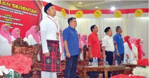  ??  ?? NASIR (tengah), Jamawi (enam kanan), Ahmad Marzuki (kiri), Ariffin (dua kiri), Mohd Syam (lima kanan), Latifah dan Zakiah (tiga kanan) menyanyika­n lagu Umno pada majlis itu.