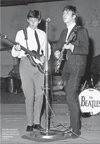  ?? FOTO: DPA ?? Paul McCartney (l.) und John Lennon im Oktober 1963 im Aufnahmest­udio.