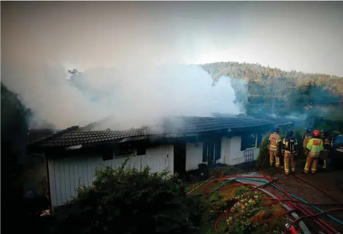  ?? FOTO: JARLE R. MARTINSEN ?? En barneverns­institusjo­n sto i full fyr onsdag morgen. Politiet opplyser at en brannen skal være påsatt av en beboer.