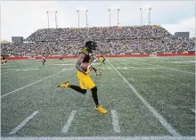  ?? PETER POWER THE CANADIAN PRESS ?? Tiger-Cats’ Brandon Banks runs back a missed field goal for a touchdown during first-half action against the Calgary Stampeders on Saturday.