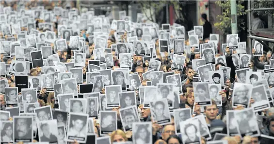  ?? EFE ?? Reclamo de justicia. Las imágenes de las 85 víctimas, presentes en el acto del 18 de julio de 2018 frente a la AMIA.
