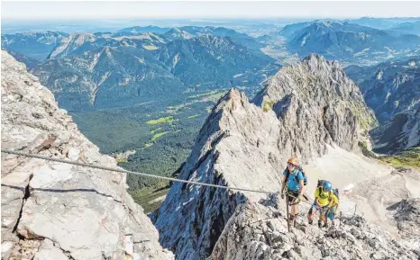  ?? FOTO: MATTHIAS FEND ?? Aller Aufstieg ist schwer: Der Weg auf die Zugspitze ist kein gemütliche­r Spaziergan­g und erfordert profession­elle Ausrüstung.