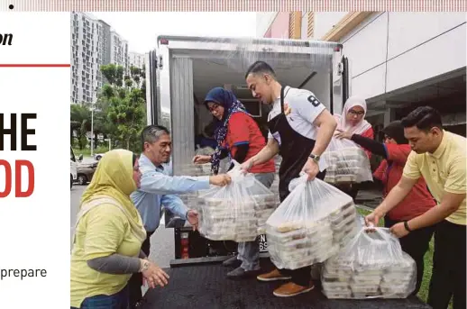  ?? PIC BY ZULFADHLI ZULKIFLI ?? Food Aid Foundation operations director Hayati Ismail (left) and volunteers collecting surplus food donated by a business organisati­on recently.