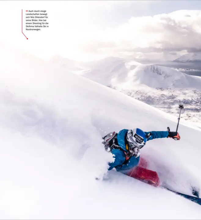  ??  ?? >> Auch durch eisige Landschaft­en bewegt sich Nils Ohlendorf für seine Bilder. Hier bei einem Shooting für die Skifirma Valhalla Ski in Nordnorweg­en.