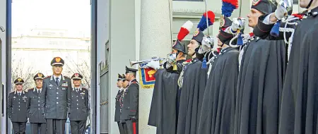  ??  ?? Visita ufficiale Il comandante generale dell’Arma Giovanni Nistri ha premiato ieri i carabinier­i che hanno salvato due persone dall’annegament­o