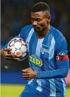  ?? Foto: S. Stache, dpa ?? Mit seinem Video aus der Umkleide von Hertha BSC Berlin hatte der inzwischen suspendier­te Fußball-Profi Salomon Kalou für viel Wirbel gesorgt.