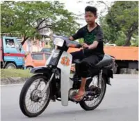  ??  ?? An underage motorcycli­st in Jalan Anggerik Perdana, Semenyih.