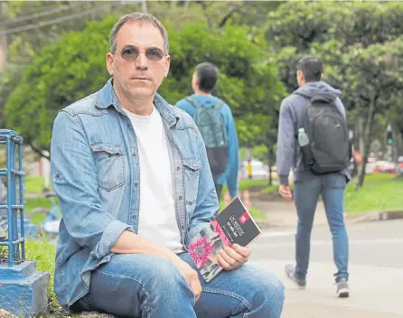  ?? GUILLERMO OSSA /ADN ?? Actualment­e publica una columna de opinión sobre literatura llamada ‘Río de Letras’ en este diario. Dice que nunca deja de escribir.