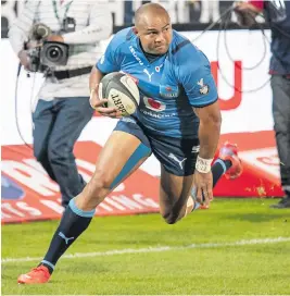  ?? Picture: Gallo Images ?? OVER. Blue Bulls wing Cornal Hendricks on his way to scoring a try during their Currie Cup semifinal against Western Province at Loftus Versfeld last night.