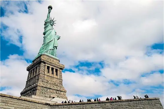  ?? (AP) ?? Inaugurada en 1886. La Estatua de la Libertad fue un regalo de Francia a EE.UU. por el primer centenario de la Declaració­n de la Independen­cia.