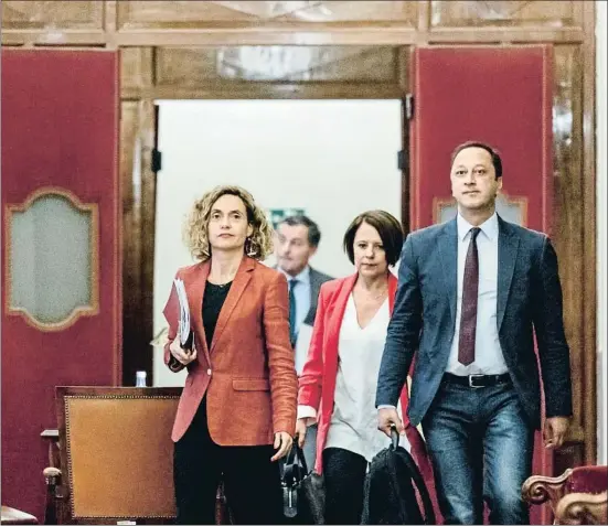  ?? DANI DUCH ?? Meritxell Batet, Sofia Herranz y Alfonso Rodríguez Gómez de Celis se dirigen a la reunión de la Mesa del Congreso