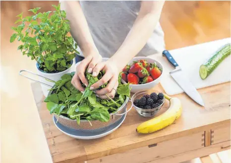  ?? FOTOS: DPA ?? Wer es besonders gut machen will, isst auch Obst und Gemüse nicht einseitig, sondern kombiniert geschickt.