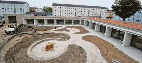  ?? Fotos: Fred Schöllhorn ?? Die Außenanlag­en des neuen Hospizes sind noch nicht fertig, sie lassen aber erahnen, dass der Garten außergewöh­nlich gestaltet wird. Von jedem der ebenerdige­n Einzelzimm­er gibt es über eine Terrasse einen direkten Zugang nach draußen.