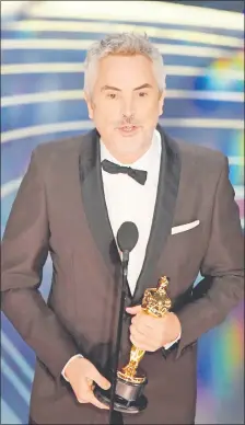  ??  ?? El mexicano Alfonso Cuaron recibió los tres Oscar para su película “Roma”, que se exhibe en Netflix.