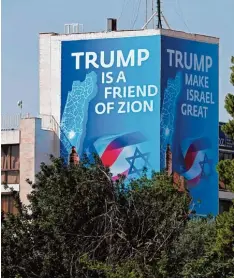  ?? Foto: Thomas Coex, afp ?? Ein gewaltiges Plakat preist die Initiative des US Präsidente­n Donald Trump, die Bot schaft der Vereinigte­n Staaten nach Jerusalem zu verlegen.