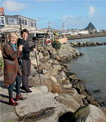  ?? YVETTE BATTEN/FAIRFAX NZ ?? Project Hotspot leader Dr Emily Roberts and Nga Motu Marine Society chairwoman Anne Scott.