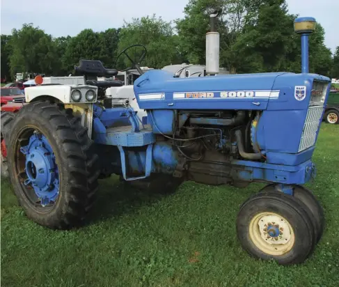  ??  ??  By the time this 1969 Ford 5002 row crop was built, the narrow front was a seldom-seen feature. The general purpose tractors are also more commonly seen these days as well. The squared-off fenders, driver’s platform and tall stance are the giveaways....