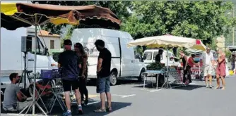  ??  ?? Un marché bien ouvert et très conviviale
Sur le stand de Valérie l’organisatr­ice avec une cliente.