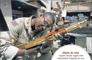  ??  ?? Sadam Husein regaló este kalashniko­v chapado en oro, que fue hallado en una casa cerca del palacio presidenci­al en el 2003. Se trata de un objeto de regalo más habitual de lo que parece. Por supuesto, el dictador iraquí también tenía el suyo