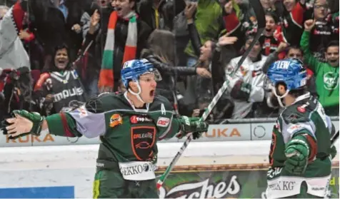  ?? Foto: Siegfried Kerpf ?? Adrian Grygiel und Brady Lamb freuen sich über einen der Treffer beim Sieg der Augsburger Panther gegen Krefeld.