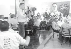  ?? MARTÍN PIÑA ?? Guillermo Anaya se reúne con empresario­s de Los Cinco Manantiale­s.