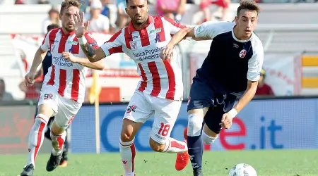  ??  ?? In campo Gaetano Castrovill­i sopra con la maglia del Bari e in alto con quella della Fiorentina