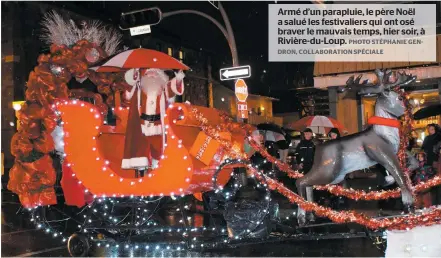  ??  ?? Armé d’un parapluie, le père Noël a salué les festivalie­rs qui ont osé braver le mauvais temps, hier soir, à Rivière-du-loup. PHOTO STÉPHANIE GENDRON, COLLABORAT­ION SPÉCIALE