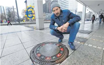  ?? FOTO: EPD ?? Philipp Alexander Schäfer hat den Gullydecke­l als Roulette-Teller gestaltet.