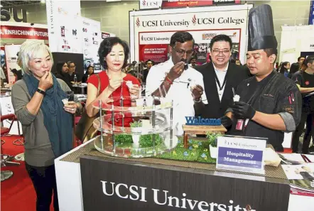  ??  ?? Tasty bites: (From left) iStar Events managing director Datuk Adrianna Law, Star Media Group editor-in-chief Datuk Leanne Goh and Deputy Education Minister Datuk P. Kamalanath­an trying deconstruc­ted cendol at the UCSI University booth at the Star...