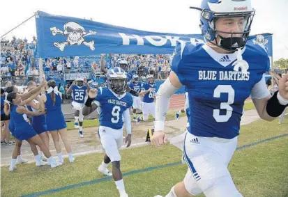  ?? PHELAN M. EBENHACK/CORRESPONE­NT ?? Jackson Darlington (3), the third Darlington brother to play at Apopka for their dad, Rick, has noticeably evolved as a passer and blocker.