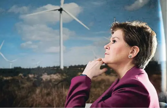  ?? BUSSELL CHEYNE / REUTERS ?? La primera ministra escocesa, Nicola Sturgeon, el viernes con la central eólica de Whitelee Wind Farm de fondo