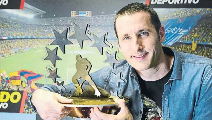  ?? FOTO: MANEL MONTILLA ?? Aitor Egurrola sostiene el trofeo de la Euroliga, una voluminosa copa de 17 kilos que el guardameta blaugrana ha ganado 11 veces desde el año 2000, más que nadie en la historia del FC Barcelona