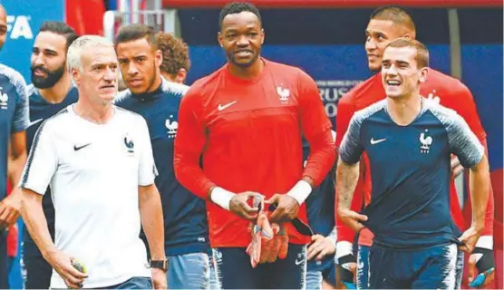  ??  ?? O treinador francês Didier Deschamps ao lado do goleiro Mandanda e do atacante Griezmann: meio time poupado já de olho nas oitavas