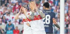  ?? FOTOS: AFP/IMAGO IMAGES ?? Dem VfB Stuttgart droht nach 1975 und 2016 der dritte Bundesliga-Abstieg. Mario Gomez (oben) geht voran, der Rest soll folgen.