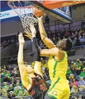  ?? ANDY NELSON AP ?? Oregon center N’faly Dante (1) fends off Stanford’s Maxime Raynaud on a reverse layup Saturday.