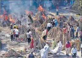  ?? SANJEEV VERMA/HT PHOTO ?? The Ghazipur crematoriu­m got at least 100 bodies on Friday, as compared to 15 a day before the pandemic.