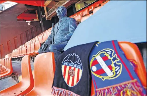  ??  ?? La escultura de Vicente Navarro, aficionado ciego que acudía con su hijo a Mestalla, representa­rá a todos los seguidores en el derbi de hoy.