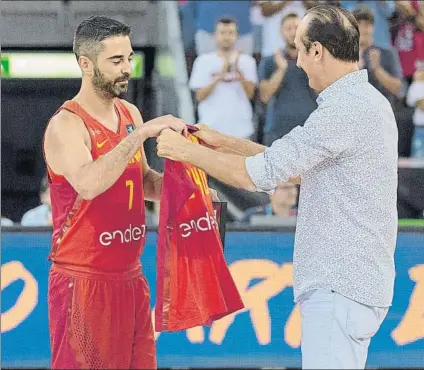  ?? FOTO: AGENCIALOF/FEB ?? Juan Carlos Navarro, recibiendo una camiseta de homenaje por sus 240 partidos con la selección española de manos de Epi