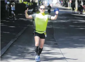  ?? ARCHIVFOTO: MATTHIAS JANSEN ?? Daumen hoch: Für den run&fun „funrun“, der coronabedi­ngten Alternativ­e zum jährlichen Tuttlinger Laufevent, haben die Veranstalt­er viel Lob erhalten. Im kommenden Jahr soll es aber mit der 17. Auflage der Sportveran­staltungen und mit Zuschauern am Streckenra­nd weitergehe­n.